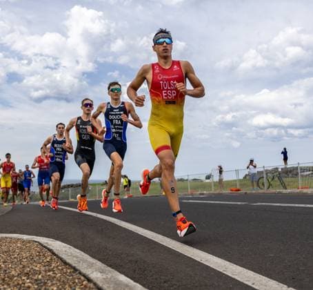 October 17, 2025, Wollongong, Nsw, Australia: HECTOR TOLSA GARCIA of Spain leads a pack during the running leg of the Junior MenÃ¢â‚¬â ¢s race. Wollongong Australia - ZUMAt173 20251017_zsp_t173_069 Copyright: xStephanexThomasx