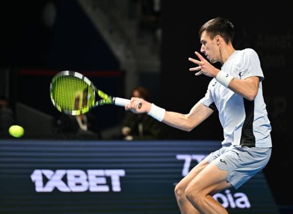 (251017) -- ALMATY, Oct. 17, 2025 -- Fabian Marozsan of Hungary hits a return during the men s singles quarterfinal match against Daniil Medvedev of Russia at the ATP250 Almaty Tennis Open in Almaty, Kazakhstan, on Oct. 17, 2025. ) (SP)KAZAKHSTAN-ALMATY-TENNIS-ALMATY OPEN-QUARTERFINAL LixRenzi 