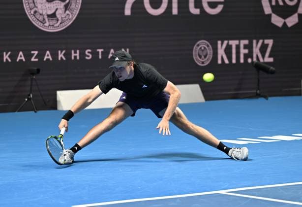 (251017) -- ALMATY, Oct. 17, 2025 -- Alex Michelsen of the United States hits a return during the men s singles quarterfinal against Mochizuki Shintaro of Japan at the ATP250 Almaty Tennis Open in Almaty, Kazakhstan, Oct. 17, 2025. ) (SP)KAZAKHSTAN-ALMATY-TENNIS-ALMATY OPEN-QUARTERFINAL LixRenzi 