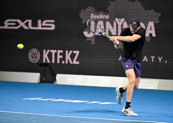 (251017) -- ALMATY, Oct. 17, 2025 -- Alex Michelsen of the United States hits a return during the men s singles quarterfinal against Mochizuki Shintaro of Japan at the ATP250 Almaty Tennis Open in Almaty, Kazakhstan, Oct. 17, 2025. ) (SP)KAZAKHSTAN-ALMATY-TENNIS-ALMATY OPEN-QUARTERFINAL LixRenzi 
