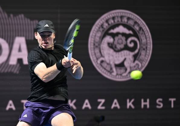 (251017) -- ALMATY, Oct. 17, 2025 -- Alex Michelsen of the United States hits a return during the men s singles quarterfinal against Mochizuki Shintaro of Japan at the ATP250 Almaty Tennis Open in Almaty, Kazakhstan, Oct. 17, 2025. ) (SP)KAZAKHSTAN-ALMATY-TENNIS-ALMATY OPEN-QUARTERFINAL LixRenzi 