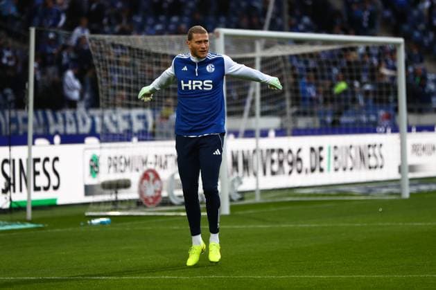 17.10.2025, xmohx, Fussball 2.Bundesliga, Hannover 96 - FC Schalke 04 v.l. Warmup warm up Aufwärmen aufwärmen vor dem Spiel Loris Karius (FC Schalke 04) (DFL DFB REGULATIONS PROHIBIT ANY USE OF PHOTOGRAPHS as IMAGE SEQUENCES and or QUASI-VIDEO) Hannover