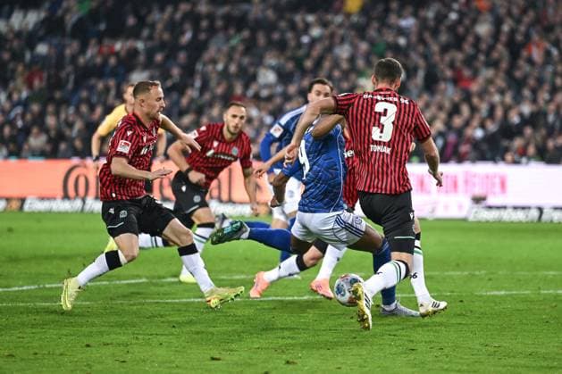 17.10.2025, Fussball, 2. Bundesliga, Saison 2025 2026, 9. Spieltag, Hannover 96 - FC Schalke 04, Moussa Sylla (FC Schalke 04) erzielt das Tor zum 0:1, xRHR-FOTO YYx