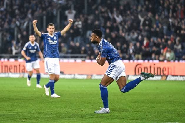17.10.2025, Fussball, 2. Bundesliga, Saison 2025 2026, 9. Spieltag, Hannover 96 - FC Schalke 04, Moussa Sylla (FC Schalke 04) freut sich über das Tor zum 0:1, xRHR-FOTO YYx