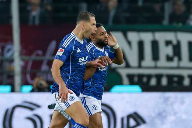 Moussa Sylla (FC Schalke 04) bejubelt seinen Treffer zum 0:1 mit Nikola Katic (FC Schalke 04), 2. Bundesliga, Hannover 96 v FC Schalke 04, Heinz von Heiden Arena am 17. October 2025 in Hannover, Deutschland. (Foto von Marco Steinbrenner DeFodi Images) Moussa Sylla (FC Schalke 04) celebrates after scoring his teams first goal with Nikola Katic (FC Schalke 04), 2. Bundesliga, Hannover 96 v FC Schalke 04, Heinz von Heiden Arena, October 17, 2025 in Hanover, Germany. (Photo by Marco Steinbrenner DeFodi Images) Moussa Sylla FC Schalke 04 celebrates after scoring his teams first goal with Nikola Katic FC Schalke 04 , 2 Bundesliga, Hannover 96 v FC Schalke 04, Heinz von Heiden Arena on October 17, 2025 in Hannover, Germany Photo by Marco Steinbrenner DeFodi Images Moussa Sylla FC Schalke 04 celebrates after scoring his teams first goal with Nikola Katic FC Schalke 04 , 2 Bundesliga, Hannover 96 v FC Schalke 04, Heinz von Heiden Arena, October 17, 2025 in Hanover, Germany Photo by Marco Steinbrenner DeFodi Images