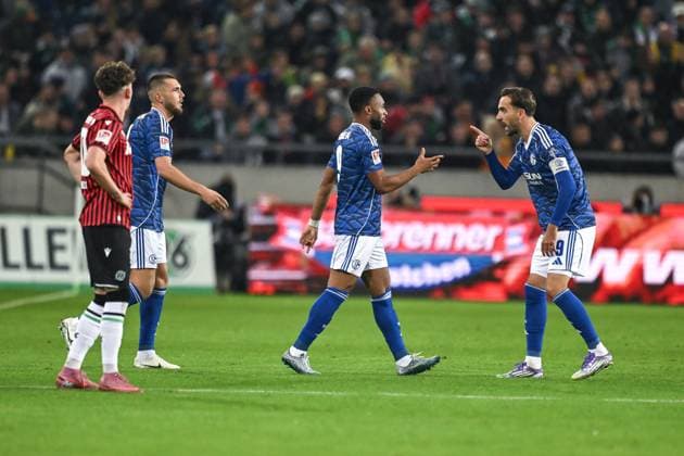 17.10.2025, Fussball, 2. Bundesliga, Saison 2025 2026, 9. Spieltag, Hannover 96 - FC Schalke 04, Moussa Sylla (FC Schalke 04) freut sich über das Tor zum 0:1 mit Kenan Karaman (FC Schalke 04) xRHR-FOTO YYx