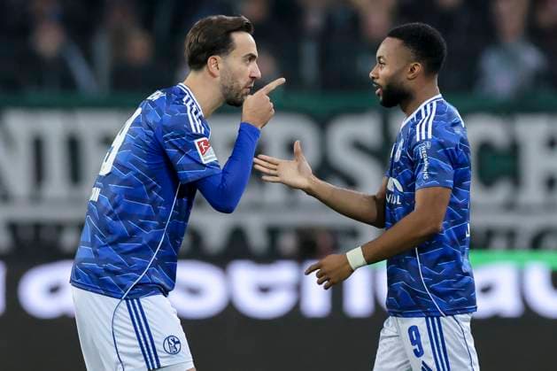 Moussa Sylla (FC Schalke 04) bejubelt seinen Treffer zum 0:1 mit Kenan Karaman (FC Schalke 04), 2. Bundesliga, Hannover 96 v FC Schalke 04, Heinz von Heiden Arena am 17. October 2025 in Hannover, Deutschland. (Foto von Marco Steinbrenner DeFodi Images) Moussa Sylla (FC Schalke 04) celebrates after scoring his teams first goal with Kenan Karaman (FC Schalke 04), 2. Bundesliga, Hannover 96 v FC Schalke 04, Heinz von Heiden Arena, October 17, 2025 in Hanover, Germany. (Photo by Marco Steinbrenner DeFodi Images) Moussa Sylla FC Schalke 04 celebrates after scoring his teams first goal with Kenan Karaman FC Schalke 04 , 2 Bundesliga, Hannover 96 v FC Schalke 04, Heinz von Heiden Arena on October 17, 2025 in Hannover, Germany Photo by Marco Steinbrenner DeFodi Images Moussa Sylla FC Schalke 04 celebrates after scoring his teams first goal with Kenan Karaman FC Schalke 04 , 2 Bundesliga, Hannover 96 v FC Schalke 04, Heinz von Heiden Arena, October 17, 2025 in Hanover, Germany Photo by Marco Steinbrenner DeFodi Images