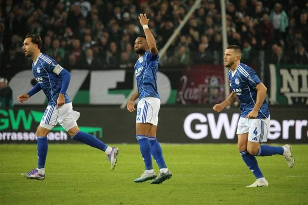 17.10.2025, xmohx, Fussball 2.Bundesliga, Hannover 96 - FC Schalke 04 v.l. Torjubel nach dem Tor zum celebrating the goal celebrate 0:1 durch Moussa Sylla (FC Schalke 04) (DFL DFB REGULATIONS PROHIBIT ANY USE OF PHOTOGRAPHS as IMAGE SEQUENCES and or QUASI-VIDEO) Hannover