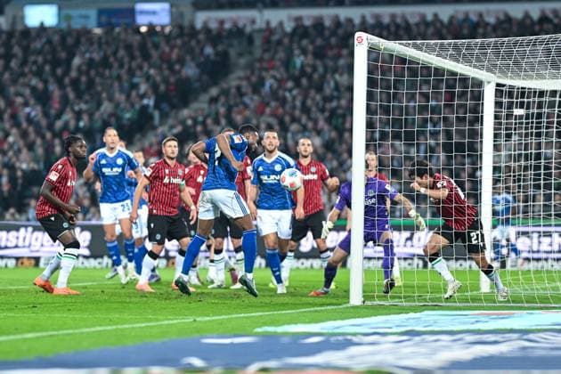 2. Bundesliga - Hannover 96 - FC Schalke 04 am 17.10.2025 in der HDI Arena in Hannover Tor zu 0:2. Torschuetze Torschütze Moussa Sylla (Schalke 04) mit dem Tor zum 0:2.