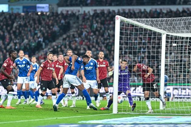 2. Bundesliga - Hannover 96 - FC Schalke 04 am 17.10.2025 in der HDI Arena in Hannover Tor zu 0:2. Torschuetze Torschütze Moussa Sylla (Schalke 04) mit dem Tor zum 0:2.