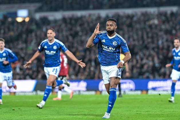 2. Bundesliga - Hannover 96 - FC Schalke 04 am 17.10.2025 in der HDI Arena in Hannover Jubel, Torjubel, Torschuetze, Torschütze Moussa Sylla (Schalke 04) jubelt bnach seinem Tor zum 0:2.