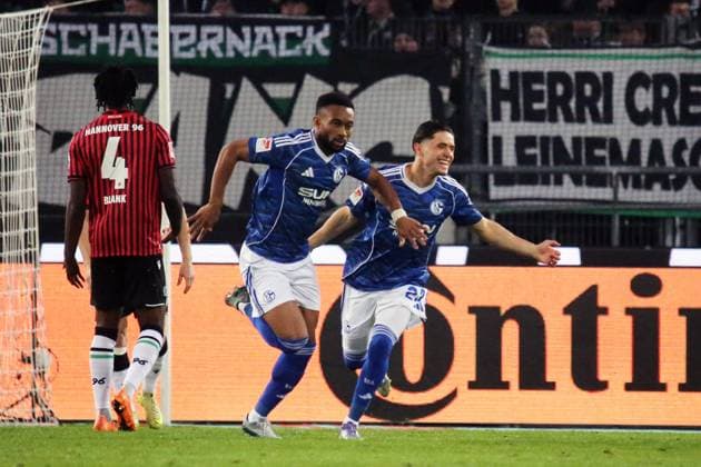 17.10.2025, xmohx, Fussball 2.Bundesliga, Hannover 96 - FC Schalke 04 v.l. Torjubel nach dem Tor zum celebrating the goal celebrate 0:1 durch Moussa Sylla (FC Schalke 04) (DFL DFB REGULATIONS PROHIBIT ANY USE OF PHOTOGRAPHS as IMAGE SEQUENCES and or QUASI-VIDEO) Hannover