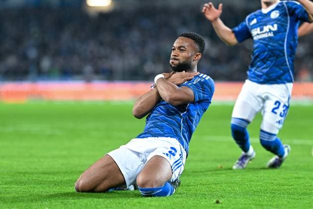 2. Bundesliga - Hannover 96 - FC Schalke 04 am 17.10.2025 in der HDI Arena in Hannover Jubel, Torjubel, Torschuetze, Torschütze Moussa Sylla (Schalke 04) jubelt nach seinem Tor zum 0:2.
