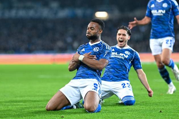 2. Bundesliga - Hannover 96 - FC Schalke 04 am 17.10.2025 in der HDI Arena in Hannover Jubel, Torjubel, Torschuetze, Torschütze Moussa Sylla (Schalke 04) jubelt nach seinem Tor zum 0:2 mit Soufiane El-Faouzi (Schalke 04)