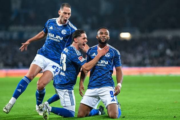2. Bundesliga - Hannover 96 - FC Schalke 04 am 17.10.2025 in der HDI Arena in Hannover Jubel, Torjubel, Torschuetze, Torschütze Moussa Sylla (Schalke 04) jubelt nach seinem Tor zum 0:2 mit Soufiane El-Faouzi (Schalke 04) *** 2 Bundesliga Hannover 96 FC Schalke 04 on 17 10 2025 at the HDI Arena in Hannover Cheering, goal celebration, goal scorer, goal scorer Moussa Sylla Schalke 04 cheers after his goal to 0 2 with Soufiane El Faouzi Schalke 04 MT
