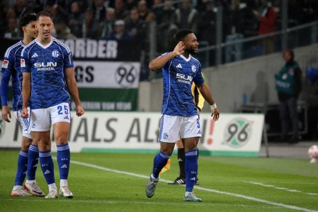 17.10.2025, xmohx, Fussball 2.Bundesliga, Hannover 96 - FC Schalke 04 v.l. Torjubel nach dem Tor zum celebrating the goal celebrate 0:1 durch Moussa Sylla (FC Schalke 04) (DFL DFB REGULATIONS PROHIBIT ANY USE OF PHOTOGRAPHS as IMAGE SEQUENCES and or QUASI-VIDEO) Hannover