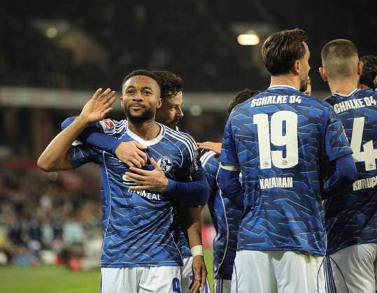 Foto : Torjubel bei Schalke , Moussa SYLLA (Schalke) trifft zum 0-2 Fussball 2. Liga , 9. Spieltag am Fr. 17.10.2025 Hannover 96 - Schalke 04