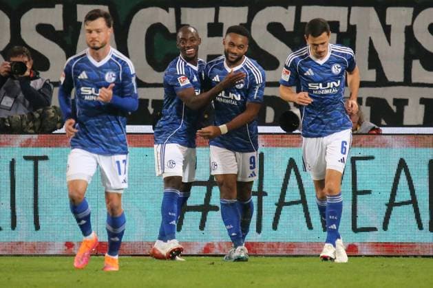 17.10.2025, xmohx, Fussball 2.Bundesliga, Hannover 96 - FC Schalke 04 v.l. Torjubel nach dem Tor zum celebrating the goal celebrate 0:2 durch Moussa Sylla (FC Schalke 04) (DFL DFB REGULATIONS PROHIBIT ANY USE OF PHOTOGRAPHS as IMAGE SEQUENCES and or QUASI-VIDEO) Hannover