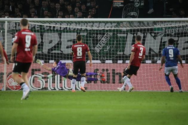17.10.2025, xmohx, Fussball 2.Bundesliga, Hannover 96 - FC Schalke 04 v.l. Moussa Sylla (FC Schalke 04) Torschuetze, erzielt das Tor, Treffer, scores the goal 0:1 Nahuel Noll (Hannover 96) (DFL DFB REGULATIONS PROHIBIT ANY USE OF PHOTOGRAPHS as IMAGE SEQUENCES and or QUASI-VIDEO) Hannover