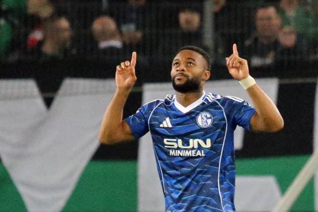 17.10.2025, xmohx, Fussball 2.Bundesliga, Hannover 96 - FC Schalke 04 v.l. Torjubel nach dem Tor zum celebrating the goal celebrate 0:2 durch Moussa Sylla (FC Schalke 04) (DFL DFB REGULATIONS PROHIBIT ANY USE OF PHOTOGRAPHS as IMAGE SEQUENCES and or QUASI-VIDEO) Hannover