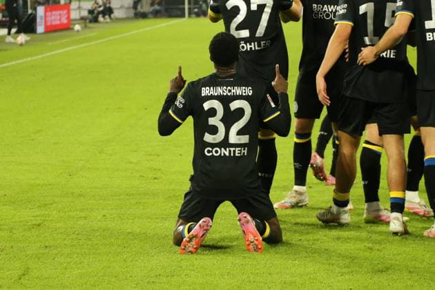 17.10.2025, xgrfx, Fussball 2.Bundesliga, Fortuna Duesseldorf - Eintracht Braunschweig v.l. Tor, Christian Conteh (Eintracht Braunschweig) (DFL DFB REGULATIONS PROHIBIT ANY USE OF PHOTOGRAPHS as IMAGE SEQUENCES and or QUASI-VIDEO) Duesseldorf