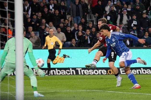 17.10.2025, xmohx, Fussball 2.Bundesliga, Hannover 96 - FC Schalke 04 v.l. Loris Karius (FC Schalke 04) Benjamin Källmann (Hannover 96) Mertcan Ayhan (FC Schalke 04) Zweikampf, Aktion, action, battle for the ball (DFL DFB REGULATIONS PROHIBIT ANY USE OF PHOTOGRAPHS as IMAGE SEQUENCES and or QUASI-VIDEO) Hannover
