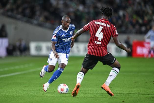 17.10.2025, Fussball, 2. Bundesliga, Saison 2025 2026, 9. Spieltag, Hannover 96 - FC Schalke 04, Christopher Antwi-Adjei (FC Schalke 04), Hendry Blank (Hannover 96) xRHR-FOTO YYx