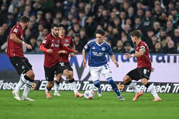 17.10.2025, Fussball, 2. Bundesliga, Saison 2025 2026, 9. Spieltag, Hannover 96 - FC Schalke 04, Soufiane El-Faouzi (FC Schalke 04), Enzo Leopold (Hannover 96) xRHR-FOTO YYx