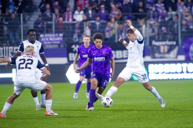 Jonah Fabisch (Aue) im Angriff , rechts Masca (Mannheim) , links Janne Sietan (Mannheim) Fußball 3.Liga 2025 26 FC Erzgebirge Aue - SV Waldhof Mannheim am 17.10.2025 Erzgebirge Aue - Waldhof Mannheim