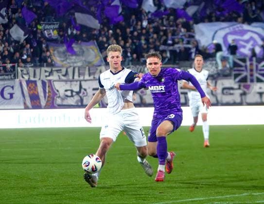 Malte Karbstein (Mannheim, links) im Zweikampf mit Maximillian Schmid (Aue) Fußball 3.Liga 2025 26 FC Erzgebirge Aue - SV Waldhof Mannheim am 17.10.2025 Erzgebirge Aue - Waldhof Mannheim