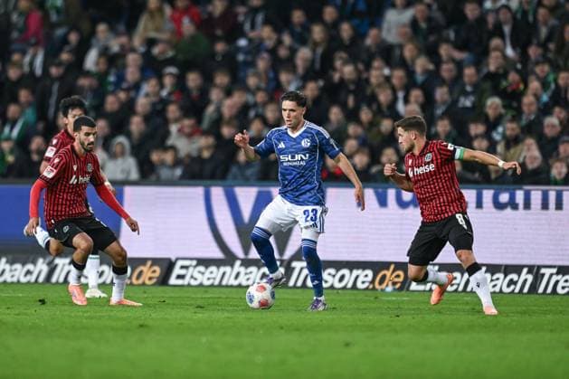 17.10.2025, Fussball, 2. Bundesliga, Saison 2025 2026, 9. Spieltag, Hannover 96 - FC Schalke 04, Soufiane El-Faouzi (FC Schalke 04), Enzo Leopold (Hannover 96) xRHR-FOTO YYx
