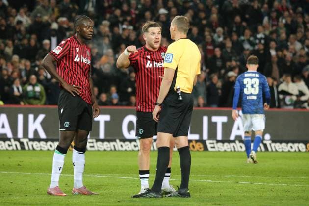 17.10.2025, xmohx, Fussball 2.Bundesliga, Hannover 96 - FC Schalke 04 v.l. Mustapha Bundu (Hannover 96) Benjamin Källmann (Hannover 96) nach dem Abseitstor Schiedsrichter Referee Martin Petersen (DFL DFB REGULATIONS PROHIBIT ANY USE OF PHOTOGRAPHS as IMAGE SEQUENCES and or QUASI-VIDEO) Hannover