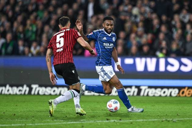17.10.2025, Fussball, 2. Bundesliga, Saison 2025 2026, 9. Spieltag, Hannover 96 - FC Schalke 04, Virgil GhiÈ›Äƒ (Hannover 96), Moussa Sylla (FC Schalke 04) xRHR-FOTO YYx