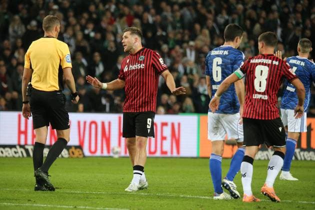 17.10.2025, xmohx, Fussball 2.Bundesliga, Hannover 96 - FC Schalke 04 v.l. Benjamin Källmann (Hannover 96) nach dem Abseitstor Schiedsrichter Referee Martin Petersen (DFL DFB REGULATIONS PROHIBIT ANY USE OF PHOTOGRAPHS as IMAGE SEQUENCES and or QUASI-VIDEO) Hannover