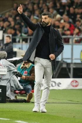 17.10.2025, xmohx, Fussball 2.Bundesliga, Hannover 96 - FC Schalke 04 v.l. Coach Trainer Miron Muslic (FC Schalke 04) gibt Anweisungen, gestikuliert, mit den Armen gestikulieren gives instructions, gesticulate (DFL DFB REGULATIONS PROHIBIT ANY USE OF PHOTOGRAPHS as IMAGE SEQUENCES and or QUASI-VIDEO) Hannover
