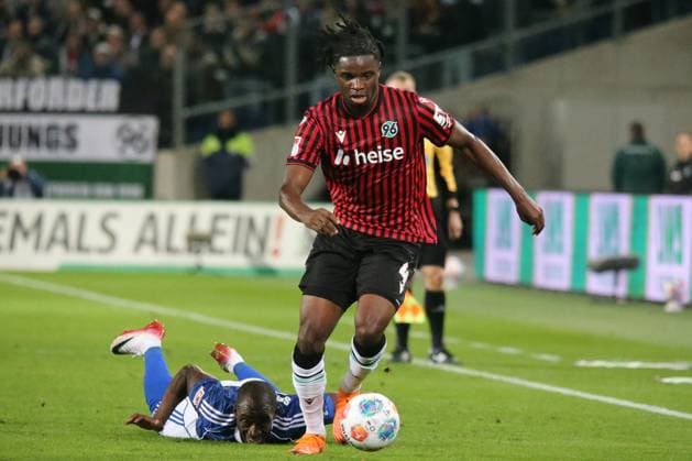 17.10.2025, xmohx, Fussball 2.Bundesliga, Hannover 96 - FC Schalke 04 v.l. Christopher Antwi-Adjei (FC Schalke 04) Hendry Blank (Hannover 96) Zweikampf, Aktion, action, battle for the ball (DFL DFB REGULATIONS PROHIBIT ANY USE OF PHOTOGRAPHS as IMAGE SEQUENCES and or QUASI-VIDEO) Hannover