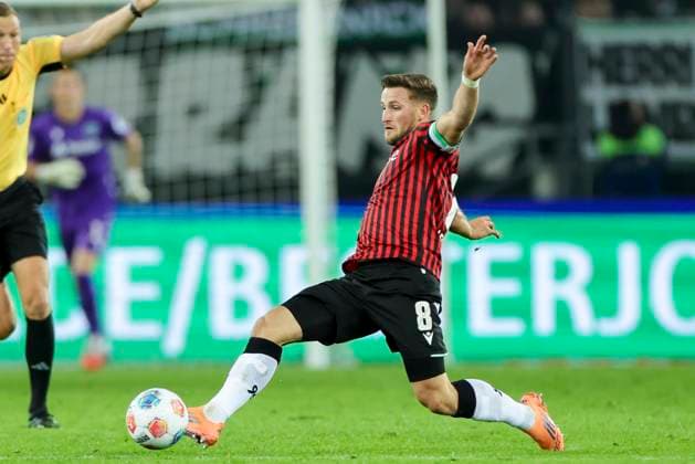 Enzo Leopold (Hannover 96) kontrolliert den Ball, 2. Bundesliga, Hannover 96 v FC Schalke 04, Heinz von Heiden Arena am 17. October 2025 in Hannover, Deutschland. (Foto von Marco Steinbrenner DeFodi Images) Enzo Leopold (Hannover 96) controls the ball, 2. Bundesliga, Hannover 96 v FC Schalke 04, Heinz von Heiden Arena, October 17, 2025 in Hanover, Germany. (Photo by Marco Steinbrenner DeFodi Images) Enzo Leopold Hannover 96 controls the ball, 2 Bundesliga, Hannover 96 v FC Schalke 04, Heinz von Heiden Arena on October 17, 2025 in Hanover, Germany Photo by Marco Steinbrenner DeFodi Images Enzo Leopold Hannover 96 controls the ball, 2 Bundesliga, Hannover 96 v FC Schalke 04, Heinz von Heiden Arena, October 17, 2025 in Hanover, Germany Photo by Marco Steinbrenner DeFodi Images
