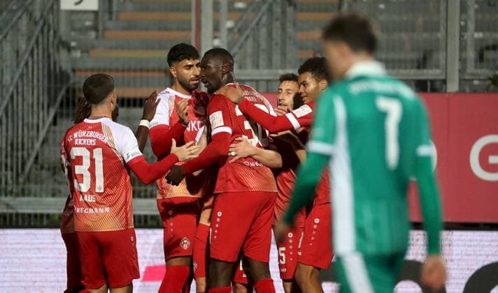 17.10.2025, xfsx, Herren, Fussball, Saison 2025 2026, Regionalliga Bayern, 14. Spieltag: FC Wuerzburger Kickers - SpVgg Greuther Fuerth II v.li.: Tim Kraus (FC Wuerzburger Kickers), Ebrahim Fahrahnak (FC Wuerzburger Kickers), Tarsis Bonga (FC Wuerzburger Kickers), Dominik Meisel (FC Wuerzburger Kickers), Jermain Nischalke (FC Wuerzburger Kickers) mit Torjubel, celebrate the goal, goal celebration, Jubel ueber das Tor zum 1:0, Marlon Fries (SpVgg Greuther Fuerth II) Wuerzburg AKON ARENA Bayern Deutschland