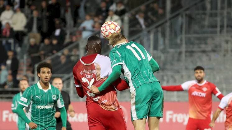 17.10.2025, xfsx, Herren, Fussball, Saison 2025 2026, Regionalliga Bayern, 14. Spieltag: FC Wuerzburger Kickers - SpVgg Greuther Fuerth II v.li.: Tarsis Bonga (FC Wuerzburger Kickers), Christoph Meister (SpVgg Greuther Fuerth II) Wuerzburg AKON ARENA Bayern Deutschland