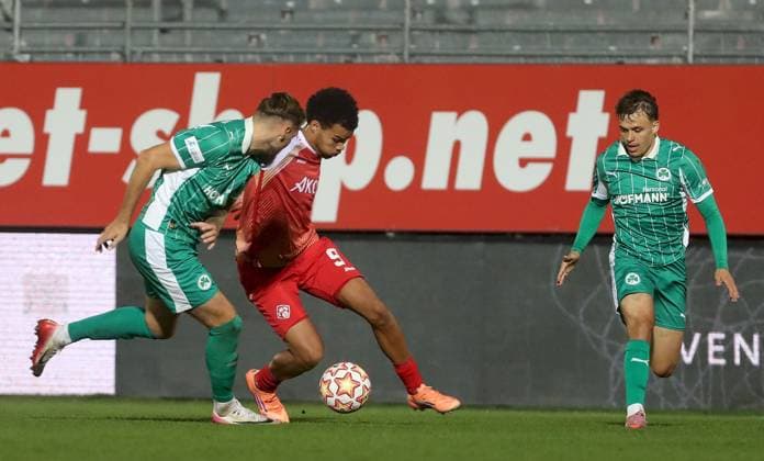 17.10.2025, xfsx, Herren, Fussball, Saison 2025 2026, Regionalliga Bayern, 14. Spieltag: FC Wuerzburger Kickers - SpVgg Greuther Fuerth II v.li.: Yannick Scholz (SpVgg Greuther Fuerth II), Jermain Nischalke (FC Wuerzburger Kickers), Marlon Fries (SpVgg Greuther Fuerth II) Wuerzburg AKON ARENA Bayern Deutschland