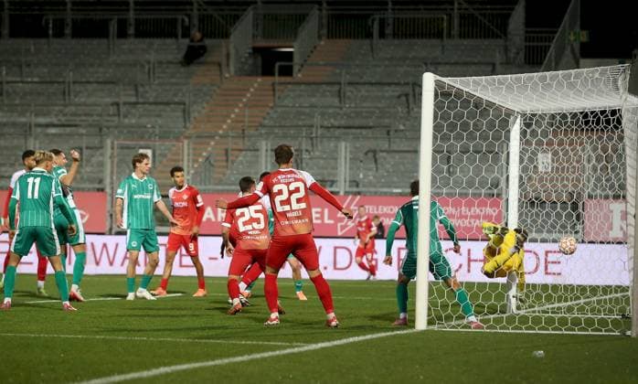 17.10.2025, xfsx, Herren, Fussball, Saison 2025 2026, Regionalliga Bayern, 14. Spieltag: FC Wuerzburger Kickers - SpVgg Greuther Fuerth II v.li.: Tarsis Bonga (FC Wuerzburger Kickers) erzielt das Tor zum 1:0, scores the goal 1:0 Wuerzburg AKON ARENA Bayern Deutschland