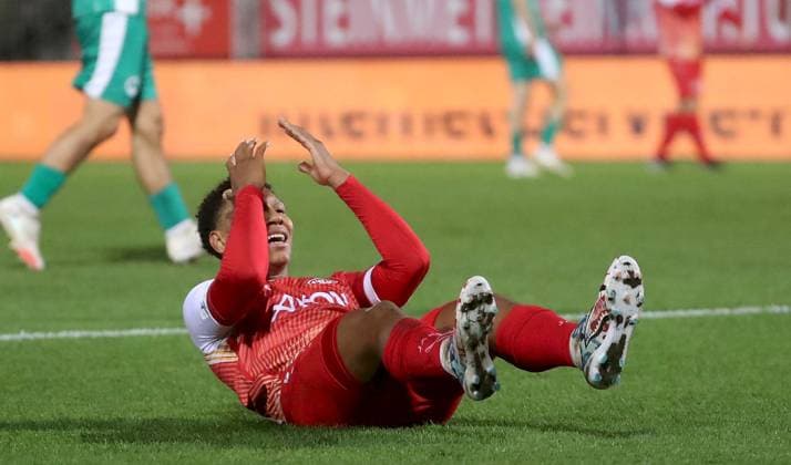 17.10.2025, xfsx, Herren, Fussball, Saison 2025 2026, Regionalliga Bayern, 14. Spieltag: FC Wuerzburger Kickers - SpVgg Greuther Fuerth II v.li.: Liam Omore (FC Wuerzburger Kickers) enttaeuscht schauend, Enttaeuschung, disappointed Wuerzburg AKON ARENA Bayern Deutschland