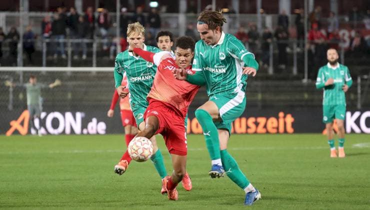 17.10.2025, xfsx, Herren, Fussball, Saison 2025 2026, Regionalliga Bayern, 14. Spieltag: FC Wuerzburger Kickers - SpVgg Greuther Fuerth II v.li.: Christoph Meister (SpVgg Greuther Fuerth II), Jermain Nischalke (FC Wuerzburger Kickers), Nikolaos Vakouftsis (SpVgg Greuther Fuerth II) Wuerzburg AKON ARENA Bayern Deutschland