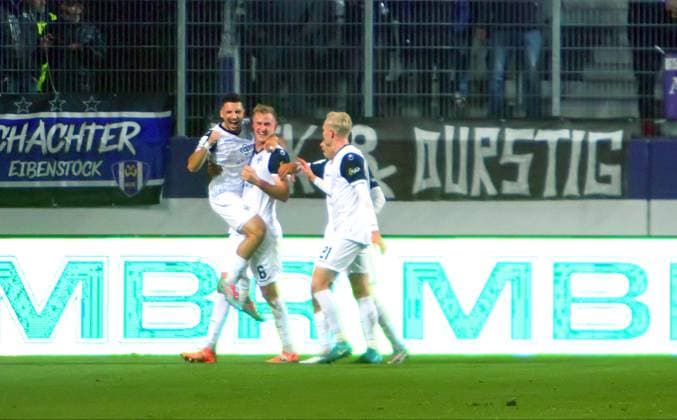 Arianit Ferati (Mannheim, v.lö.) , Torschütze Niklas Hoffmann (Mannheim) und Julian Rieckmann (Mannheim) bejubeln das 0:1. Fußball 3.Liga 2025 26 FC Erzgebirge Aue - SV Waldhof Mannheim am 17.10.2025 Erzgebirge Aue - Waldhof Mannheim