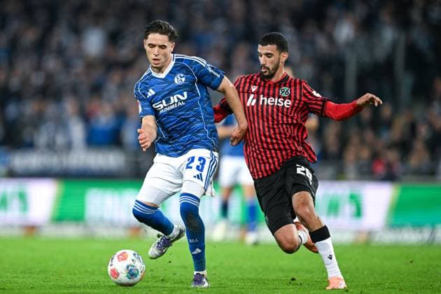 2. Bundesliga - Hannover 96 - FC Schalke 04 am 17.10.2025 in der HDI Arena in Hannover Soufiane El-Faouzi (Schalke 04) im Zweikampf gegen Waniss TaÃ¯bi (Hannover)