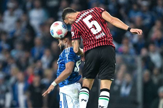 2. Bundesliga - Hannover 96 - FC Schalke 04 am 17.10.2025 in der HDI Arena in Hannover Moussa Sylla (Schalke 04) im Zweikampf gegen Virgil Ghita (Hannover)