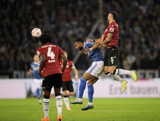 Foto : Virgil Eugen GHIA (H 96) gegen Christopher Antwi-Adjei (Schalke) Fussball 2. Liga , 9. Spieltag am Fr. 17.10.2025 Hannover 96 - Schalke 04