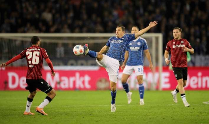 Foto : Ron Schallenberg (Schalke) gegen Waniss TAIBI (H 96 , links) Fussball 2. Liga , 9. Spieltag am Fr. 17.10.2025 Hannover 96 - Schalke 04
