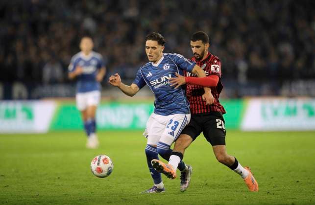 Foto : Soufiane El-Faouzi (Schalke) kommt zu Fall gegen Waniss TAIBI (H 96) Fussball 2. Liga , 9. Spieltag am Fr. 17.10.2025 Hannover 96 - Schalke 04