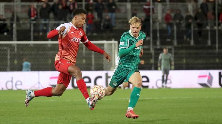 17.10.2025, xfsx, Herren, Fussball, Saison 2025 2026, Regionalliga Bayern, 14. Spieltag: FC Wuerzburger Kickers - SpVgg Greuther Fuerth II v.li.: Liam Omore (FC Wuerzburger Kickers), Christoph Meister (SpVgg Greuther Fuerth II) Wuerzburg AKON ARENA Bayern Deutschland